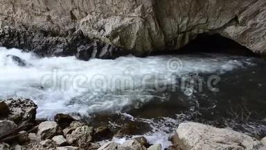 河流消失在洞穴里。 地下河。 河流进入地下。 消失的喀斯特河.. 波诺。 瀑布般的水。
